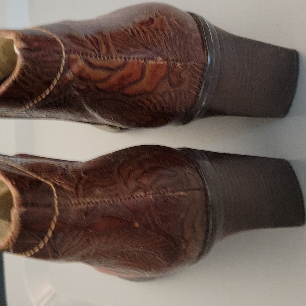 BCBGirls Max Azria Brown Western Booties Western floral Embossed Size 8 .5 B - Picture 3 of 8